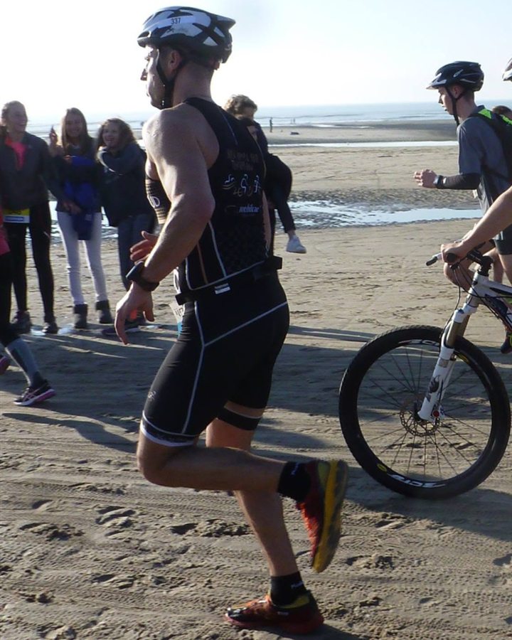 Olivier, fondateur d'Aulycom, en course sur une épreuve de raid en bord de mer