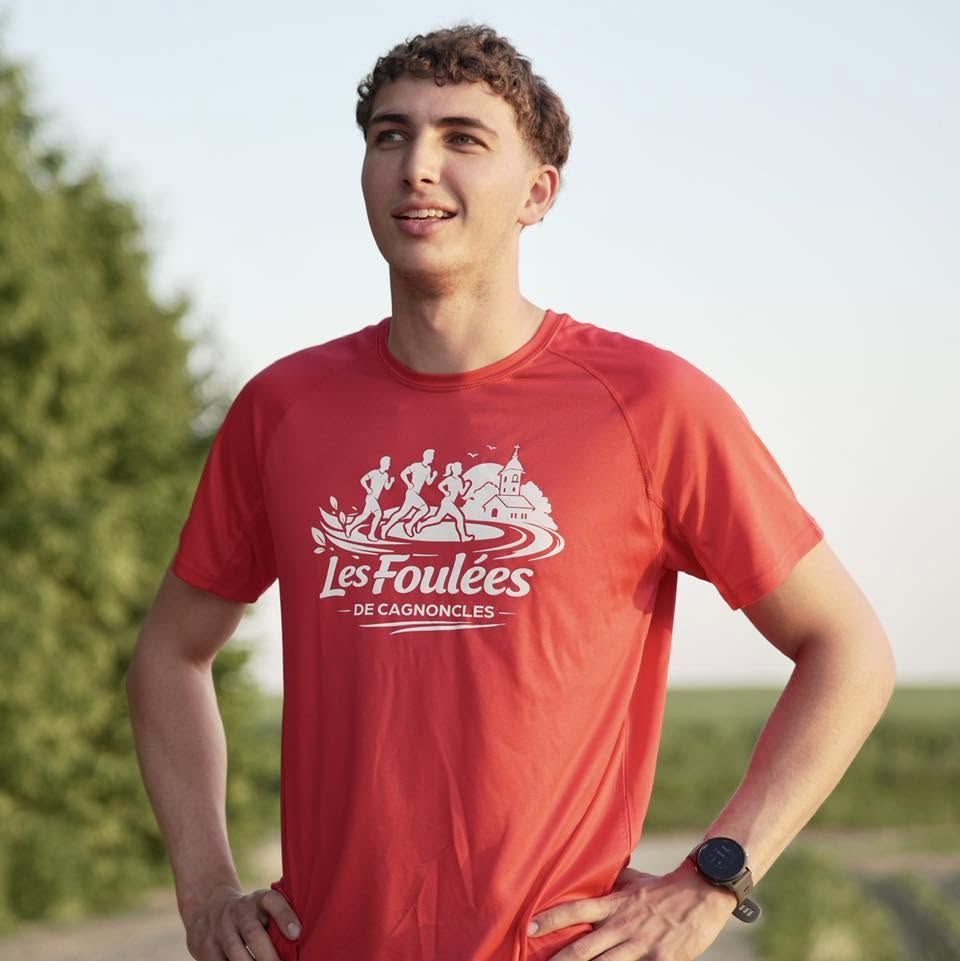 Coureur portant un t-shirt personnalisé aux couleurs des Foulées de Cagnoncles
